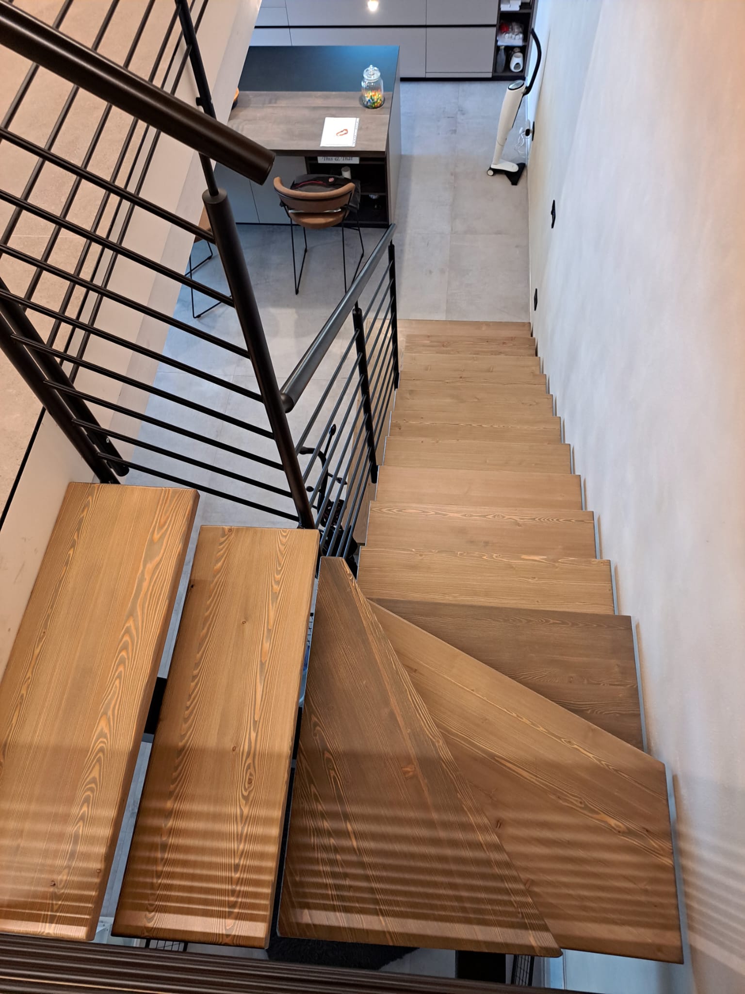 Dettaglio del progetto Scala di design con corrimano in metallo: Scala in legno con design elegante e funzionalità ottimale caratterizzata da componenti metalliche satinate in nero. - Immagine 2